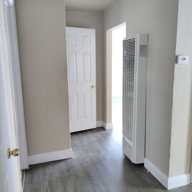 Building Photo - Don't Miss Out on this Great Deal!!