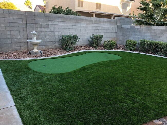 Building Photo - Beautiful home in a golf course and securi...