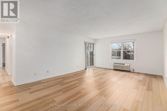 Photo du bâtiment - 1099 Cadboro Rd