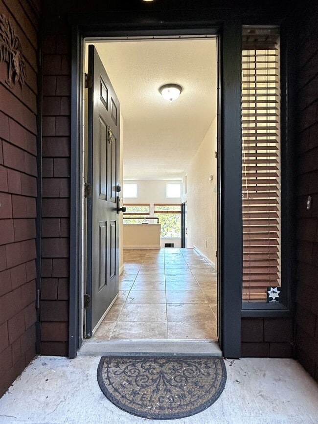 Building Photo - Beautiful 1 bed/1 bathroom condo available...
