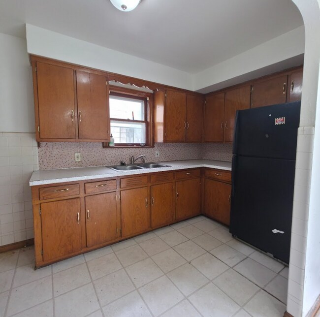 Foto del edificio - Multi Family Home 3 Bedroom and 1 Bath For Rent