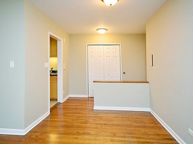 Building Photo - 1441 W Farwell Ave