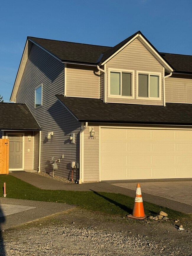 Foto del edificio - Charming 3-Bed Duplex with 2.5 Baths & 1600 Sq Ft - Prime Spanaway Location!