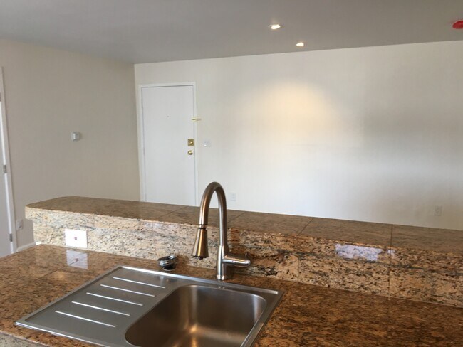 Foto del edificio - Gorgeous Remodeled 2 Beds + 2 Bath Condo i...