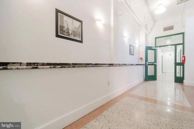 Foto del edificio - 330 N Charles St