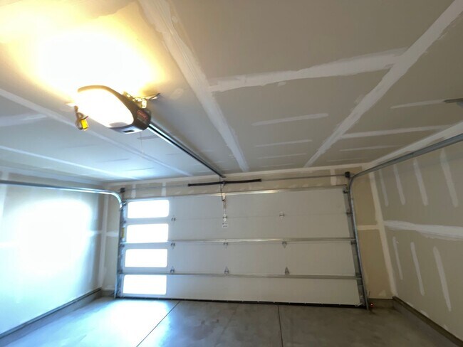 Building Photo - 2 Bedroom / 1 Bathroom Home in NE Bend