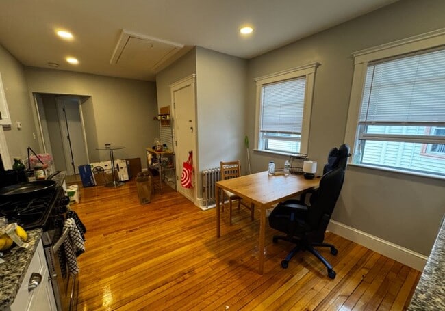 Foto del edificio - 74 Frederick Ave