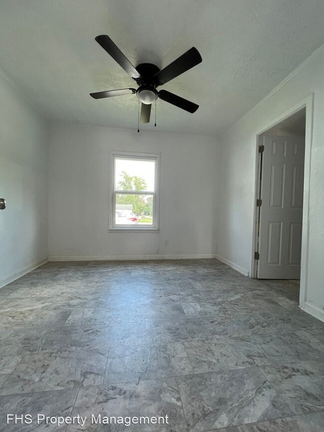 Building Photo - 1 br, 1 bath House - 1028 1/2 E Commercial