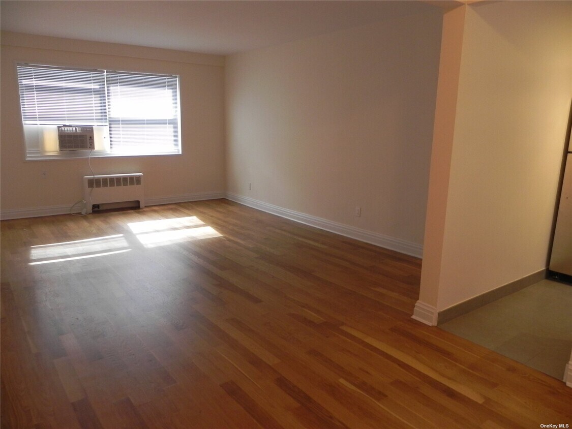 17 Schenck Ave Unit 2G, Great Neck Plaza, NY 11021 Room for Rent in