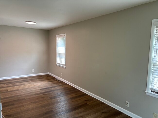 Building Photo - 817 Della Dr