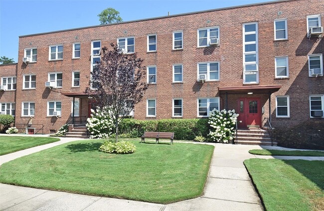 Foto del edificio - 275 Maple Ave