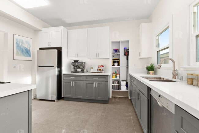 Building Photo - 8526 Alcott St