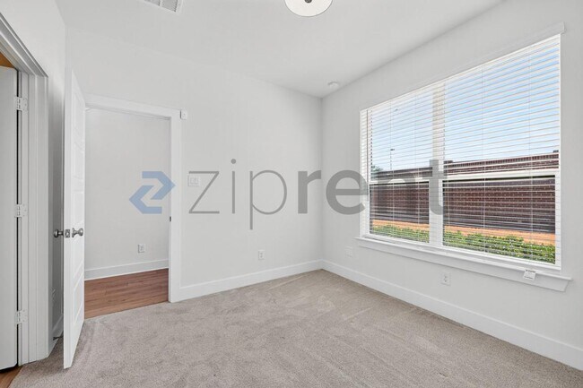 Building Photo - Unit