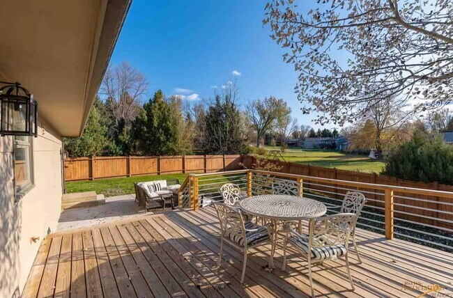 Building Photo - 2713 Country Club Dr