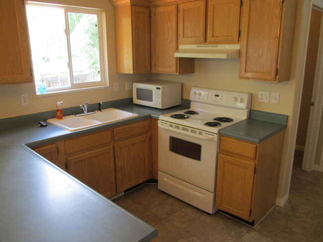Foto del edificio - Pet Friendly - Nice 6 bed 2 bath home