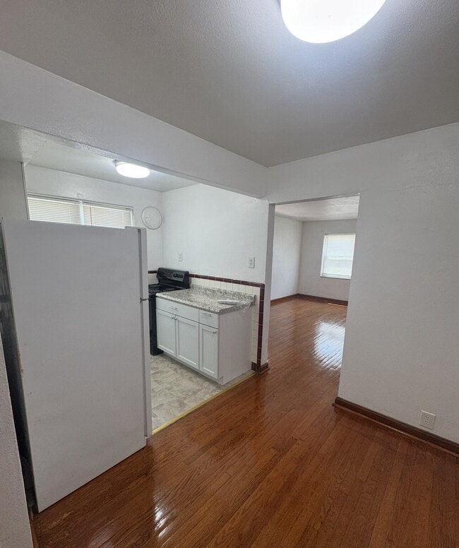 Building Photo - ** MOVE-IN SPECIAL. Half Off 1st Months Rent** 1.5-Bedroom Apartment with Bonus Room & Hardwood F...