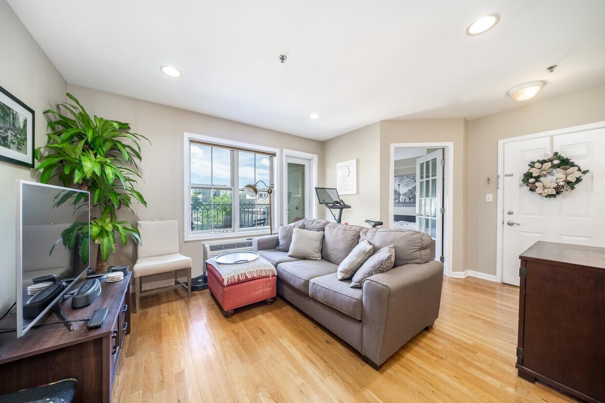 204 Jackson St Unit 6, Hoboken, NJ 07030 Room for Rent in Hoboken, NJ