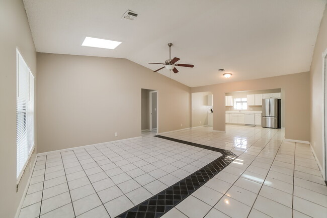 Building Photo - 5901 Lincoln Cir W