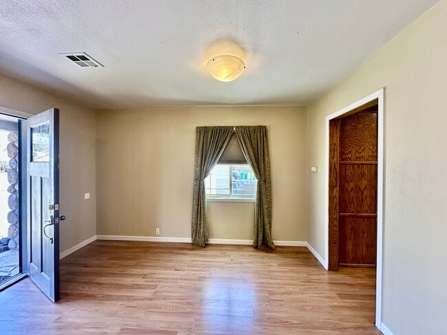 Building Photo - Large 3-Bedroom, 1-Bath Duplex