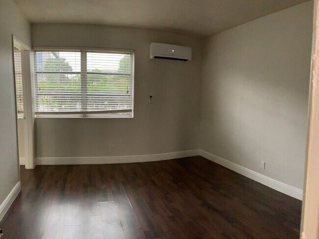 Building Photo - Up to 2 Months Free + Waived Utility Connection Fee! Spacious 1/1 in Central Location!