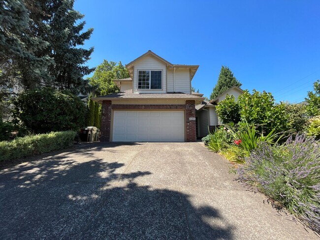 Foto del edificio - Beautiful 4Bd + 3Ba in Portland!! Offers Beautiful Outdoor Views and Great Gardening Backyards!!