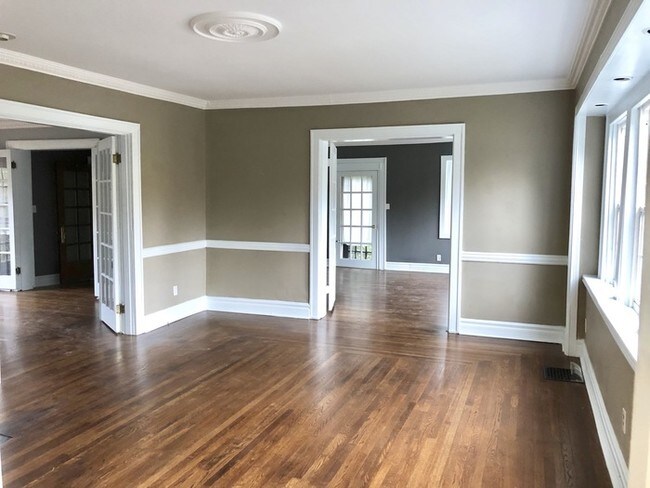 Building Photo - STUNNING and Spacious Park Hills Charmer!