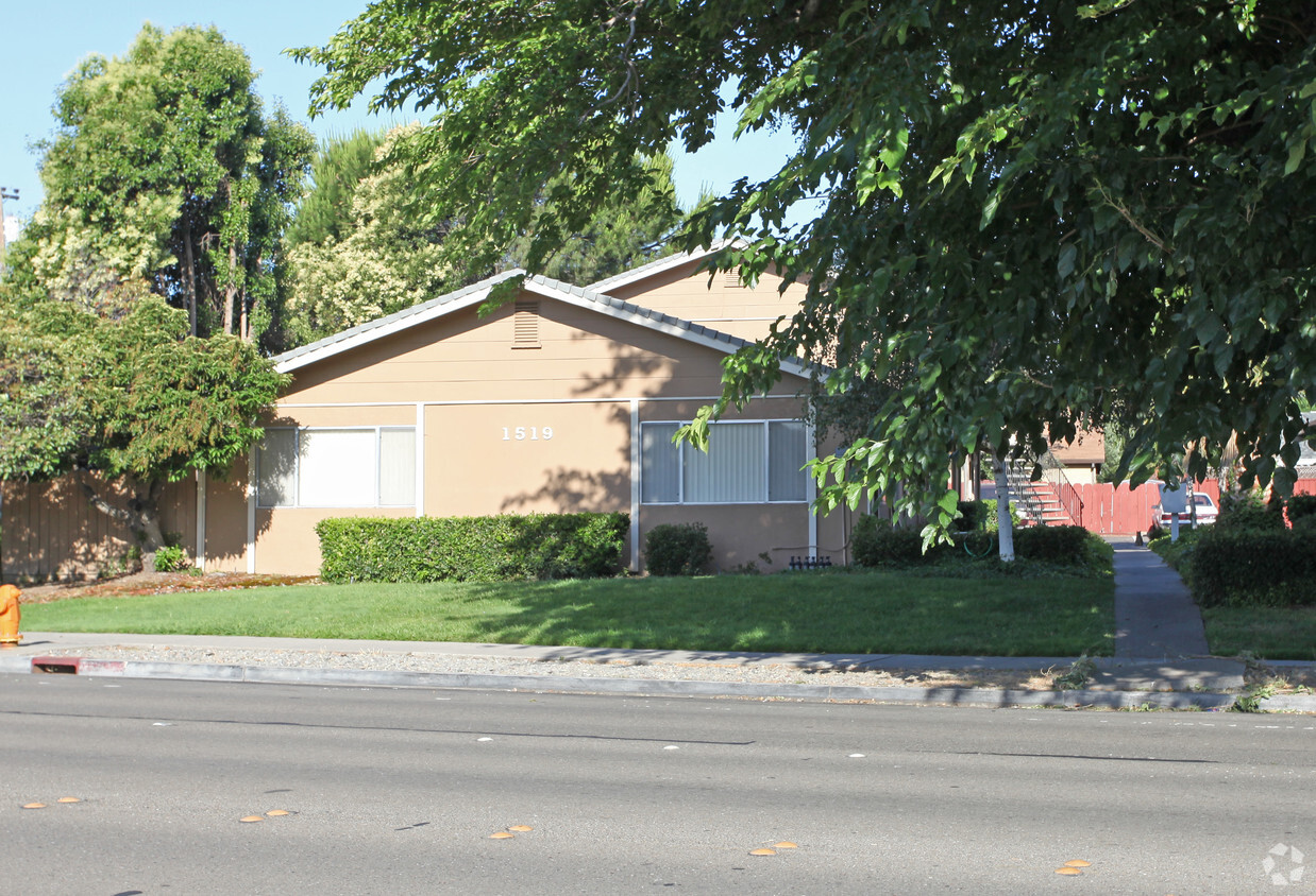 Building Photo - Tracy Sunrise Apartments