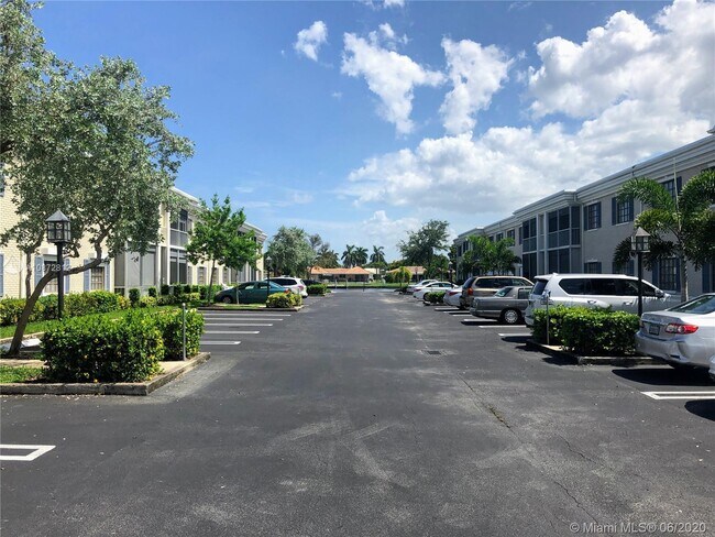 Building Photo - 130 Cypress Club Dr