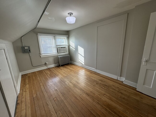 Building Photo - Top Floor studio in Cap Hill! Free laundry!