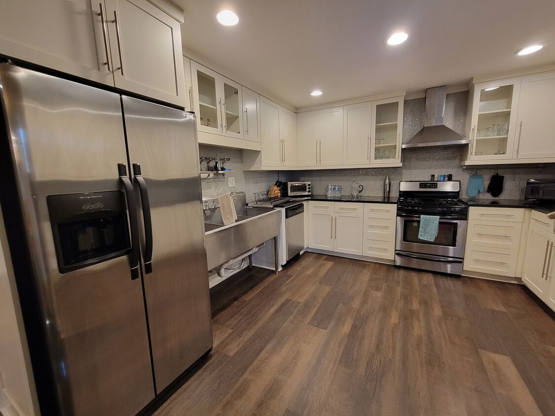 Primary Photo - Spacious and newly renovated 3 bed 2 bath ...