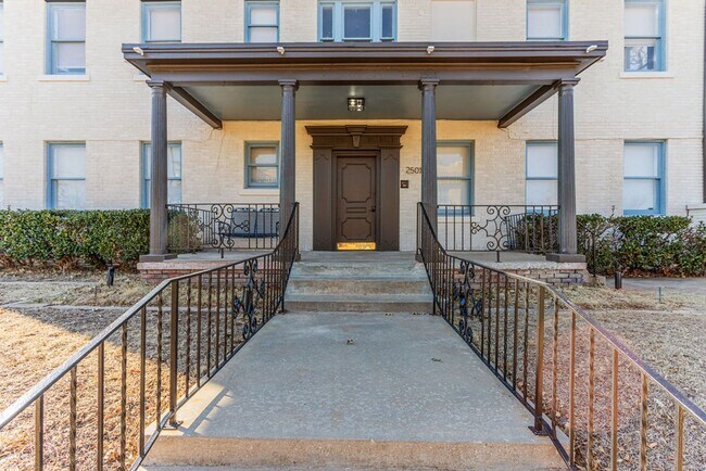 Foto del edificio - Studio Apartment in Jefferson Park
