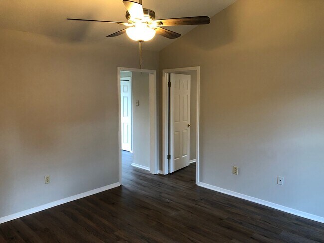 Building Photo - ****JUST REDUCED*****3424 Laurelwood Dr Ho...