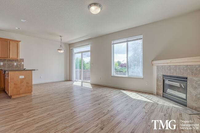 Building Photo - Pet Friendly Home In A Great Convenient Location!