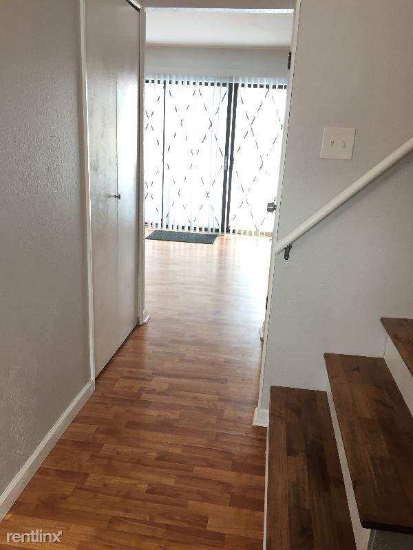 Building Photo - 3 br, 1.5 bath Condo - 1147 River Hill Dr