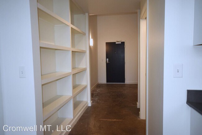 Building Photo - 1302 E 6th St