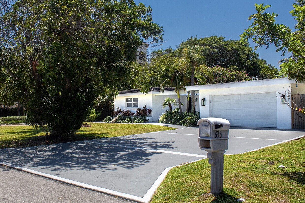 Primary Photo - 898 E Boca Raton Rd