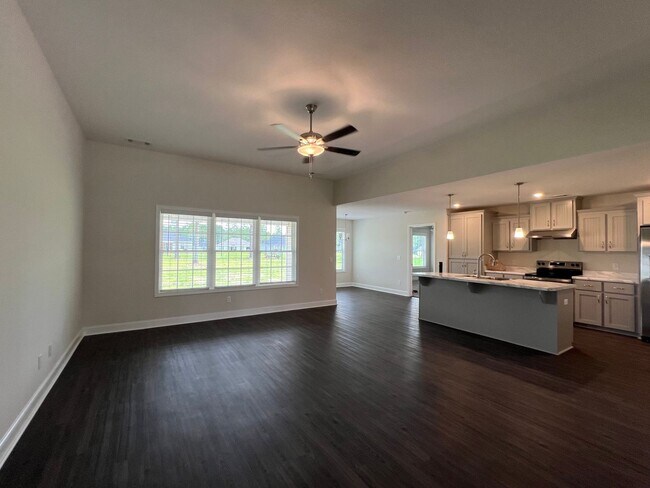 Foto del edificio - 4 bed 2 bath home is situated on a beautif...