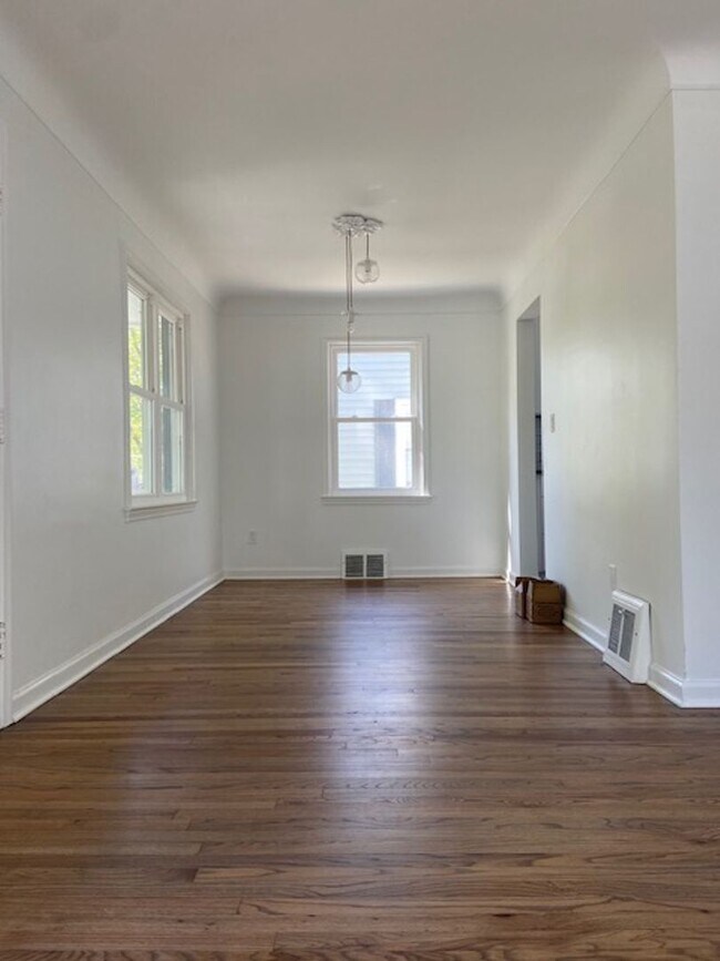 Building Photo - GORGEOUS 3 BED 2 BATH BUNGALOW IN ROYAL OA...