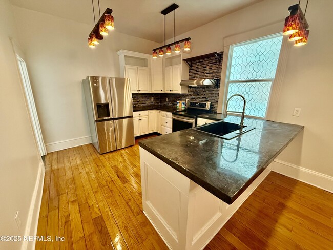 Foto del edificio - 311 E 5th St