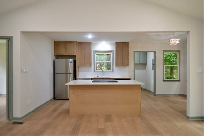 Building Photo - 421 Danielle Dr