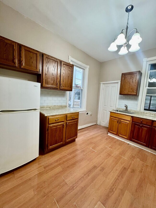 Building Photo - 2440 N Hollywood St