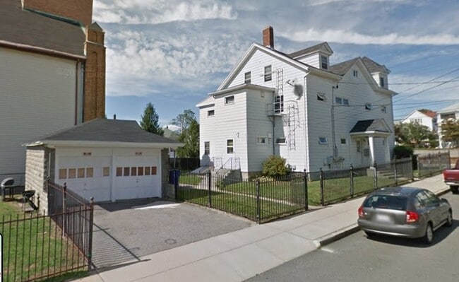 Building Photo - 889 Pine St