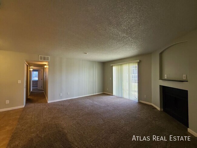 Building Photo - 3 Bedroom/2 Bath with Granite Counters Com...