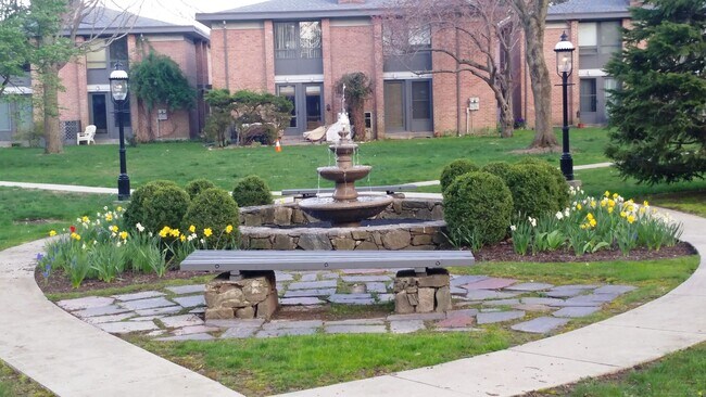Foto del edificio - 160 Fairfield Woods Rd