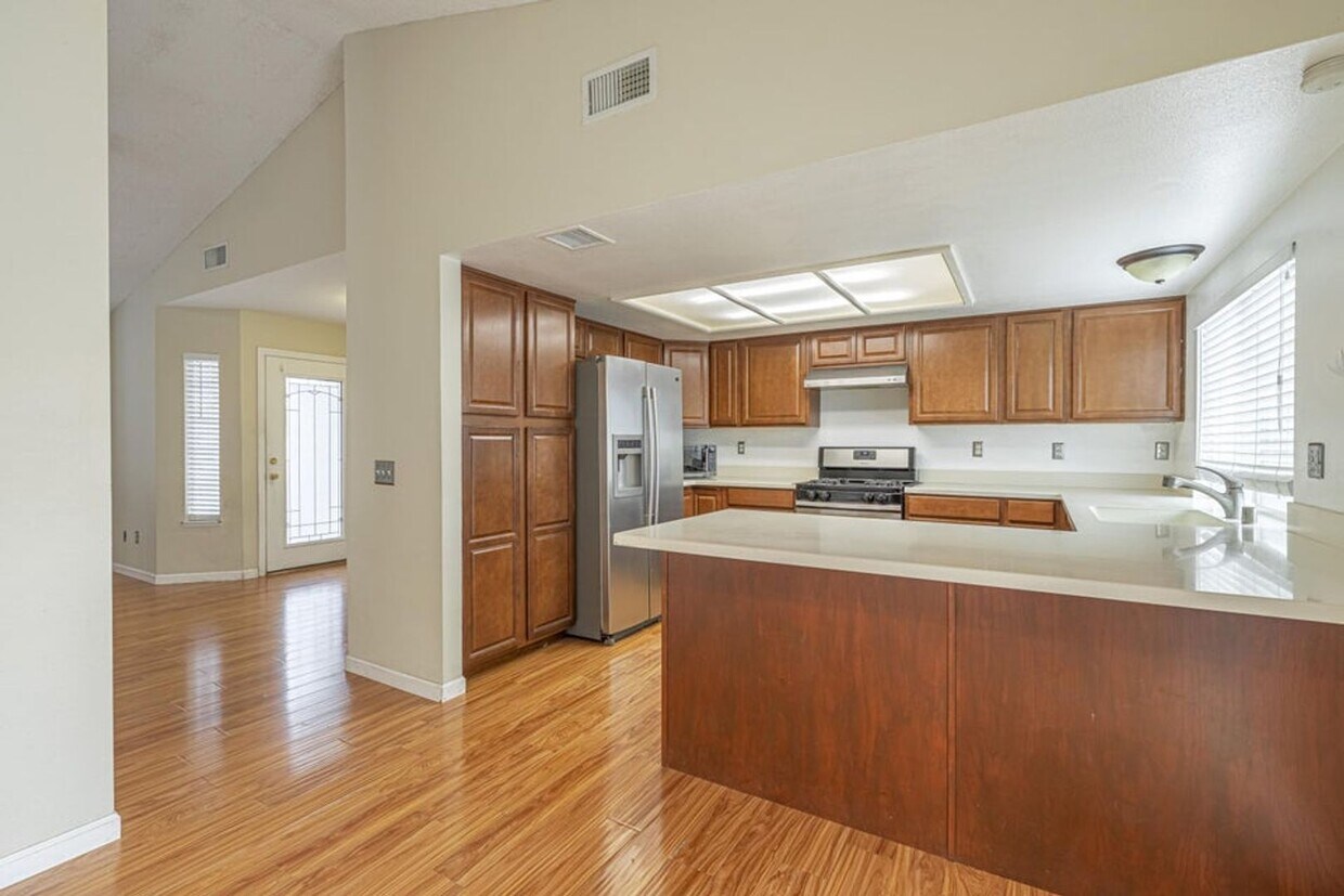 Building Photo - Westside Remodeled 3+2 On Cul De Sac - $2800