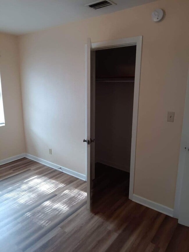 Building Photo - Convenient Cedar Hills Living Near Shopping & Major Roads