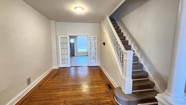 Building Photo - Beautiful 2.5 Bedroom 1.5 Bathroom West Ba...