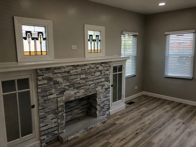 Building Photo - Large remodeled 4bed/2bath close to school...