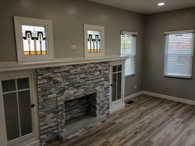 Building Photo - Large remodeled 4bed/2bath close to schools and transportation!