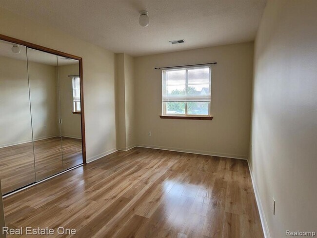 Foto del edificio - 15815 Lakeside Dr